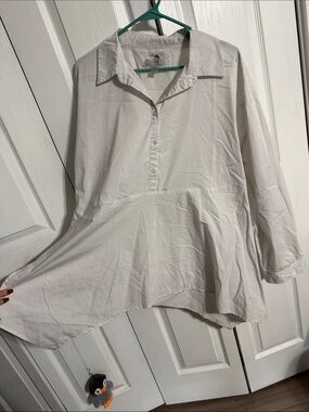 Cupio Women's White Half Button Isometrical Hum
